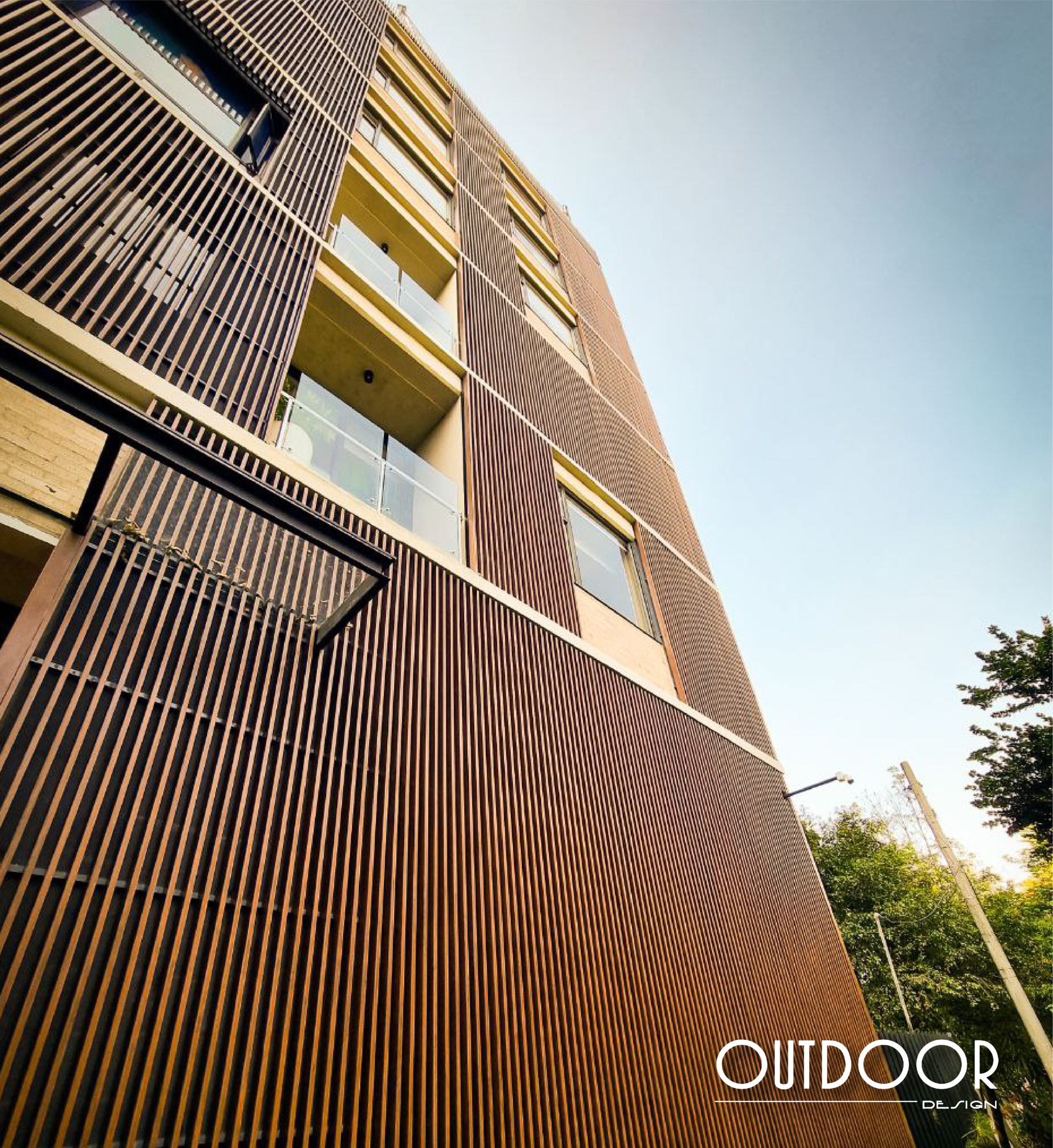 Fachada Residencial en PVC Foliado tipo madera de color Nogal. Revestimiento exterior con tubular de cero mantenimiento para casa moderna en La Castellana.