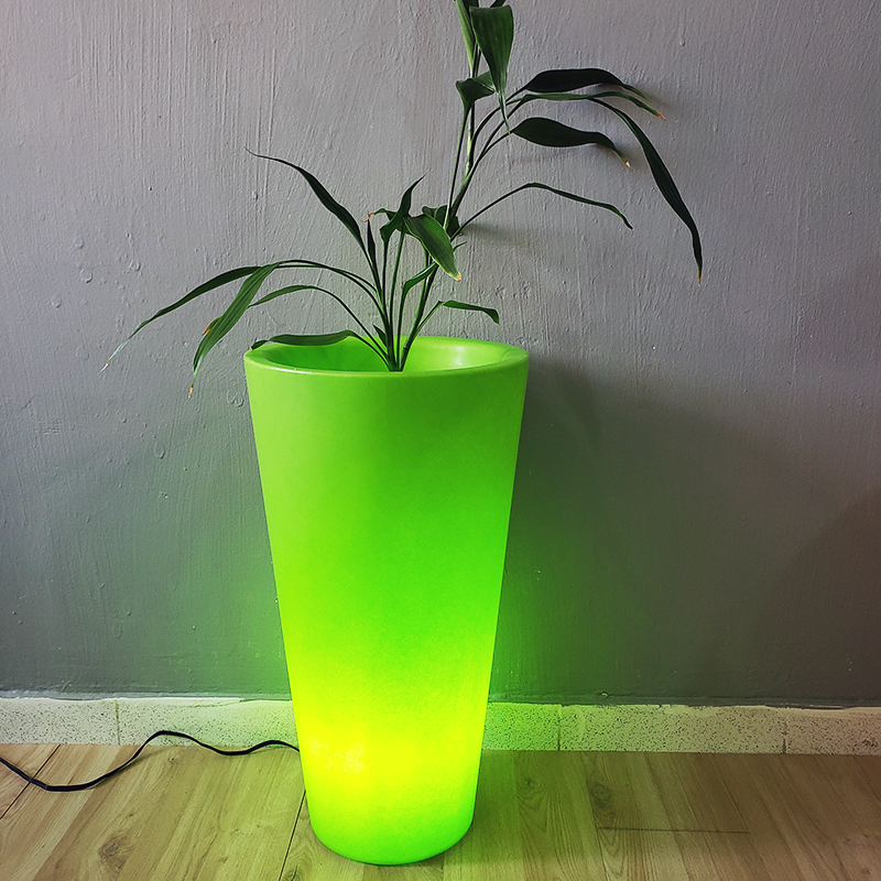 matera-cicrular-conica-en-polietileno-con-luz-outdoor-design-cartagena