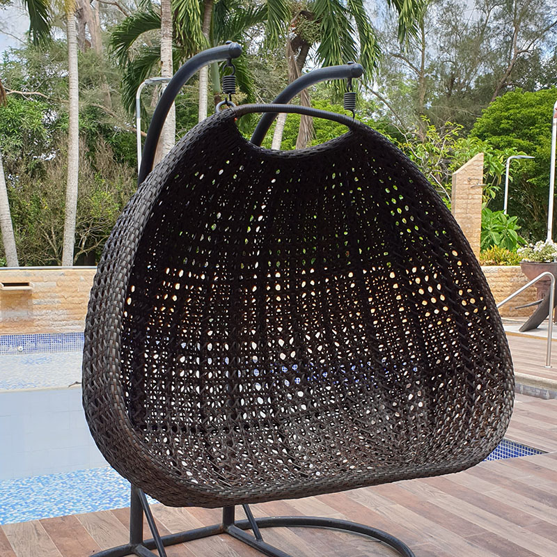 silla-colgante-doble-mumbai-en-rattan-sintetico-cafe-outdoor-design-barranquilla